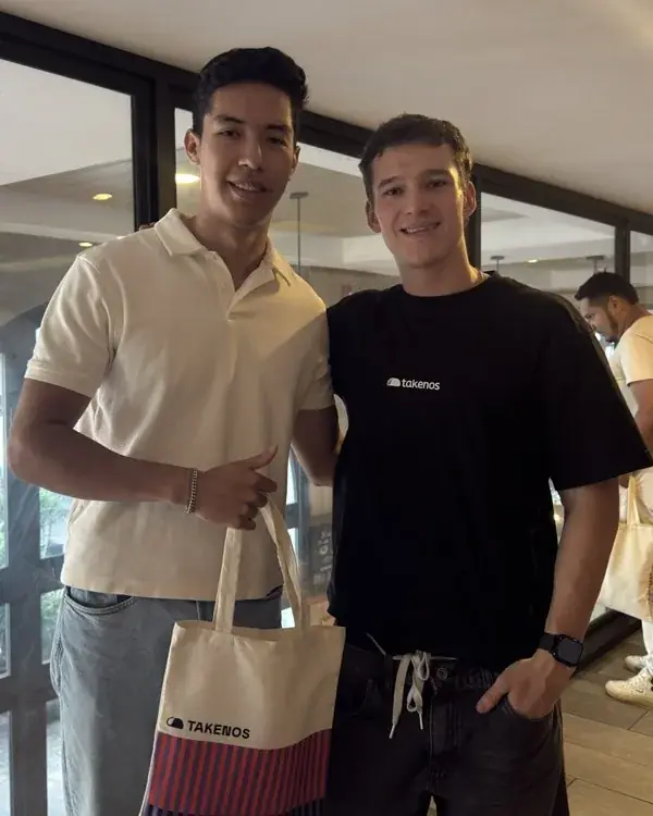 Alejandro con Tommy, de Takenos